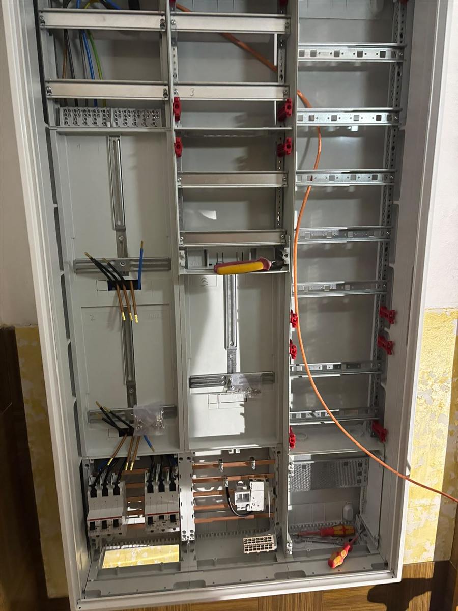 Neuer Zählerschrank während der Verdrahtung